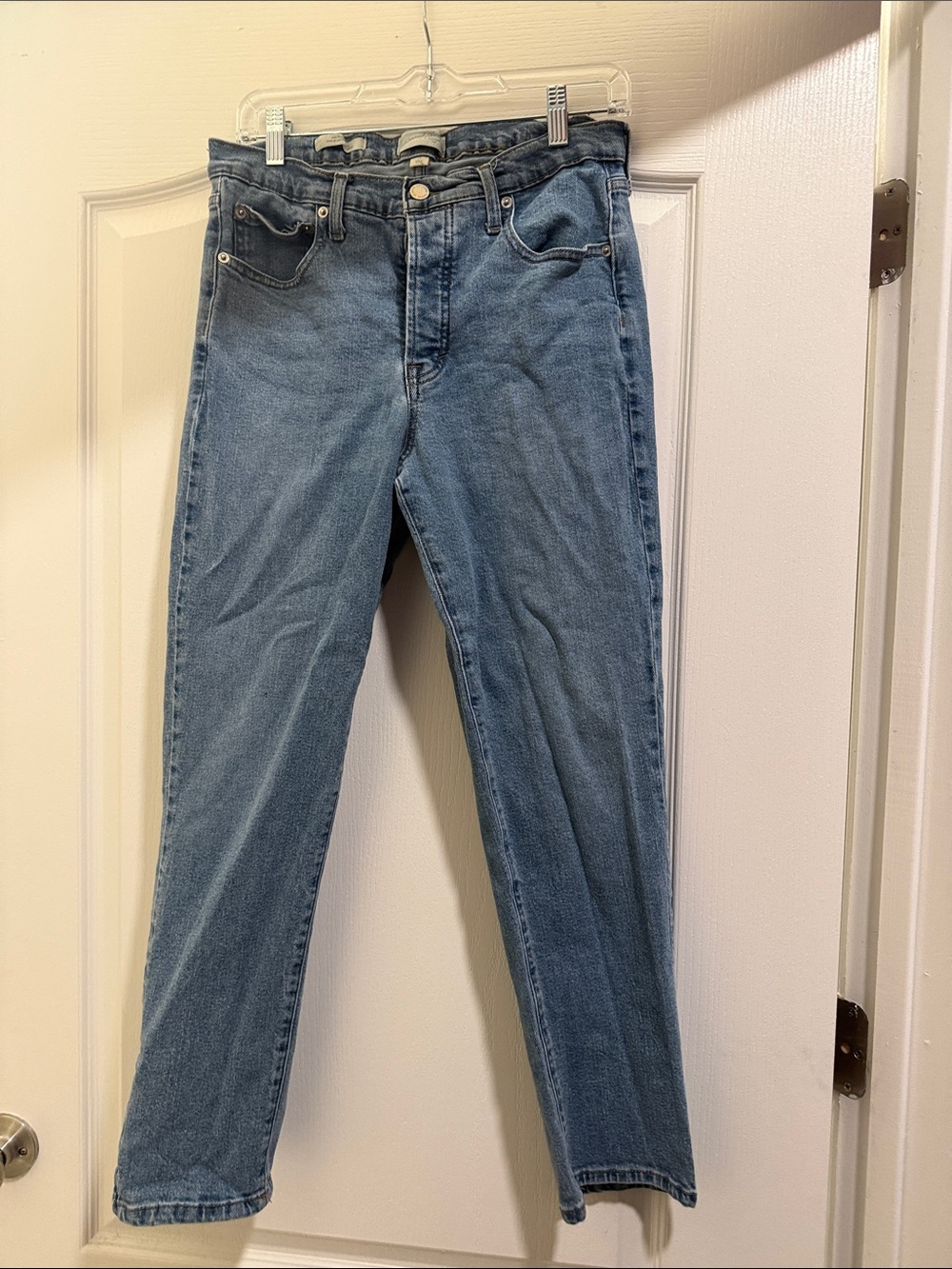 Universal Thread Women’s Straight Jeans - Light Blue Wash